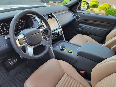 Used 2025 Land Rover Discovery Dynamic SE AWD/4WD image 32