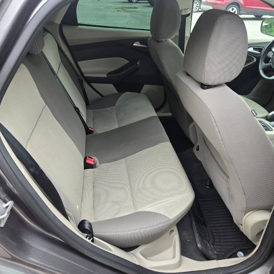 Used 2014 Ford Focus SE w/ SE Winter Package FWD image 13