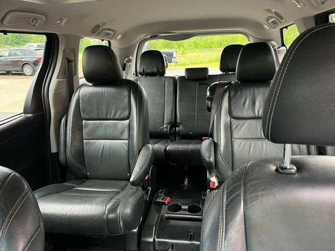 Used 2016 Toyota Sienna SE Premium FWD image 18