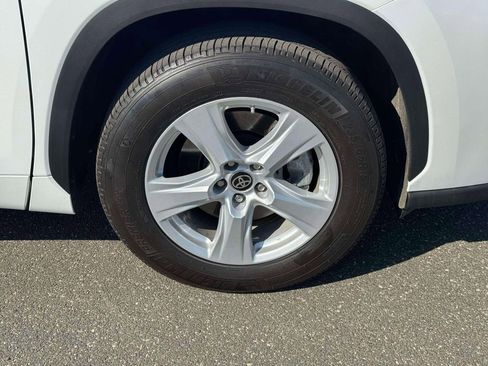 Used 2023 Toyota Highlander LE FWD image 9