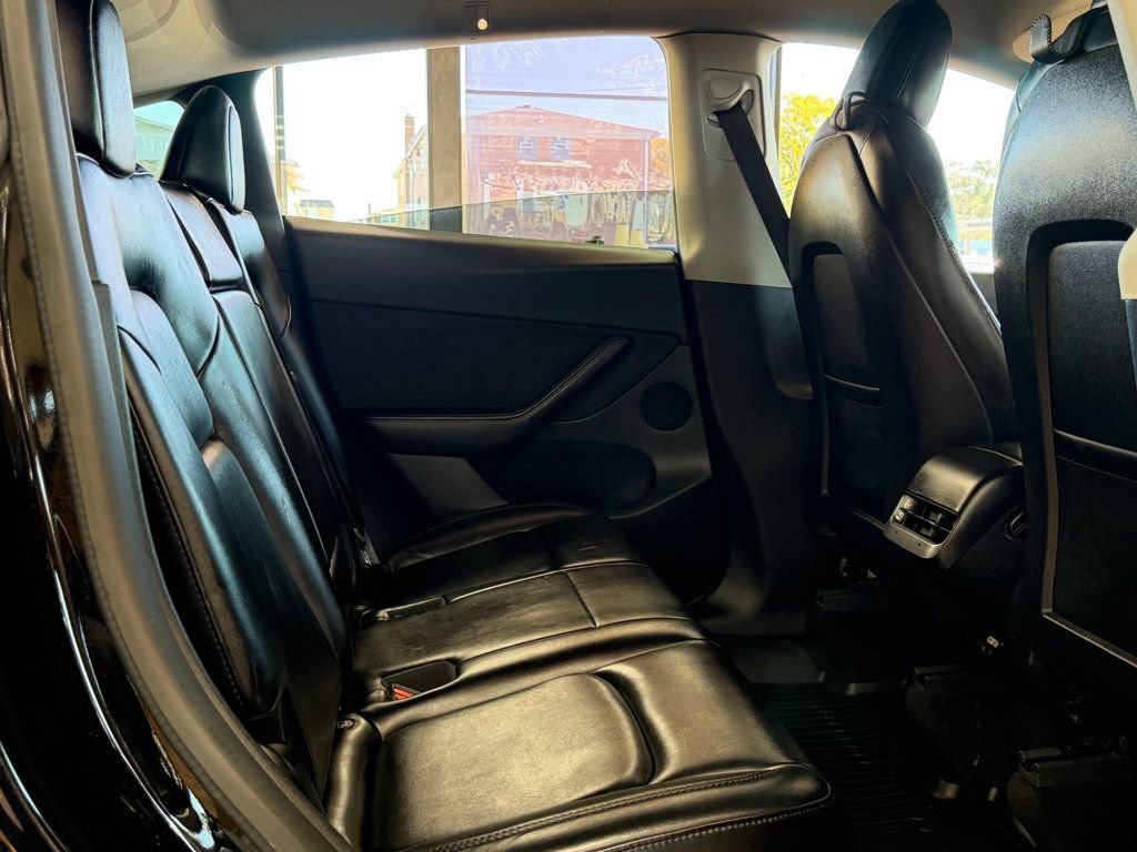 Used 2022 Tesla Model Y Long Range AWD/4WD image 25