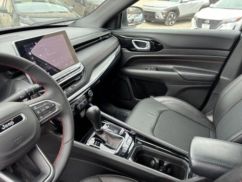 Used 2025 Jeep Compass Trailhawk image 41