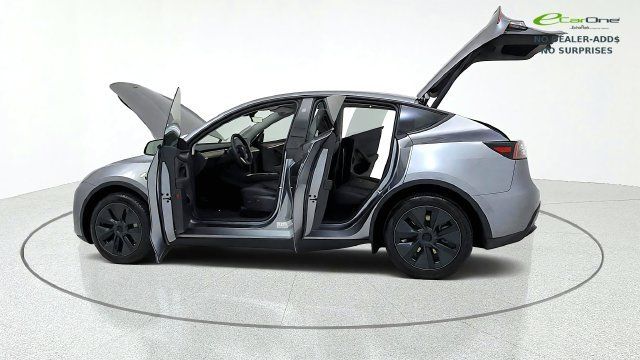 Used 2025 Tesla Model Y Long Range RWD image 16