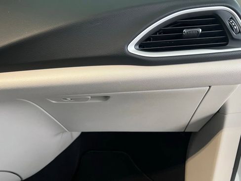 Used 2024 Chrysler Pacifica Touring-L image 27