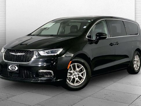 Used 2024 Chrysler Pacifica Touring-L FWD image 12