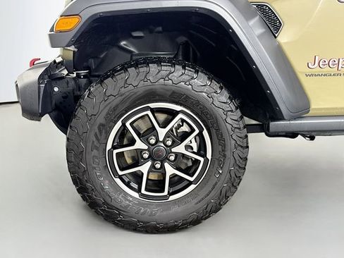 Used 2025 Jeep Wrangler Unlimited Rubicon AWD/4WD image 31