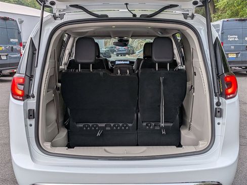 Certified 2022 Chrysler Pacifica Touring-L image 5