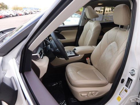 Used 2021 Toyota Highlander Platinum image 10
