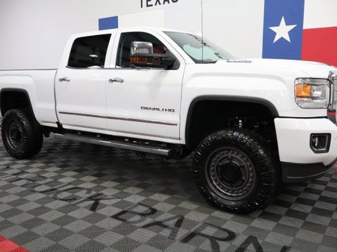 Used 2018 GMC Sierra 2500 Denali w/ Duramax Plus Package AWD/4WD image 14