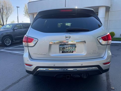 Used 2015 Nissan Pathfinder Platinum w/ Family Entertainment Package FWD image 4