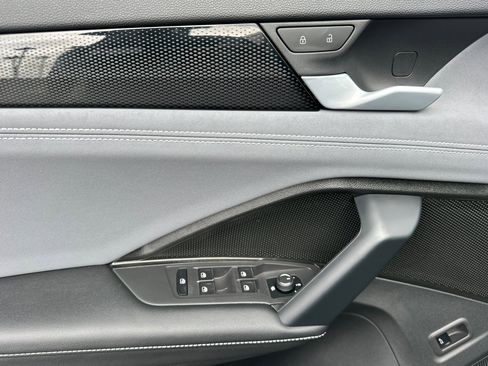 New 2025 Volkswagen Tiguan SE image 9