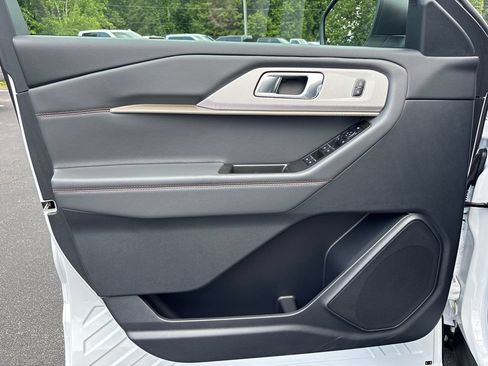 New 2026 Ford Explorer Active RWD image 18