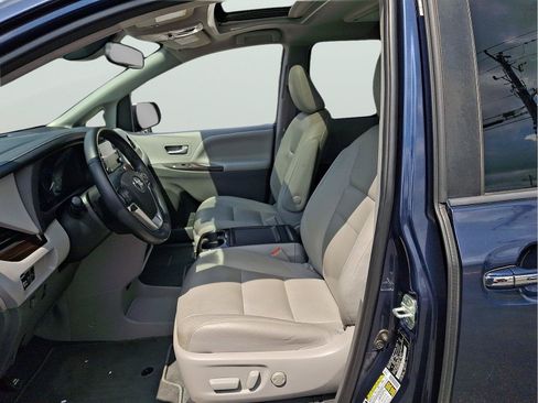 Used 2020 Toyota Sienna XLE Premium w/ Carpet Mat Package FWD image 12