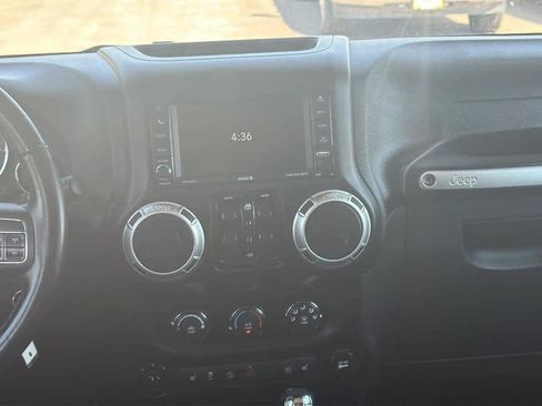 Used 2017 Jeep Wrangler Unlimited Sahara w/ Connectivity Group AWD/4WD image 22