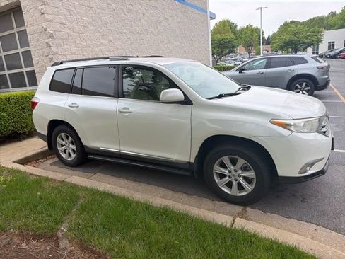 Used 2012 Toyota Highlander 4WD w/ Tech Pkg image 3