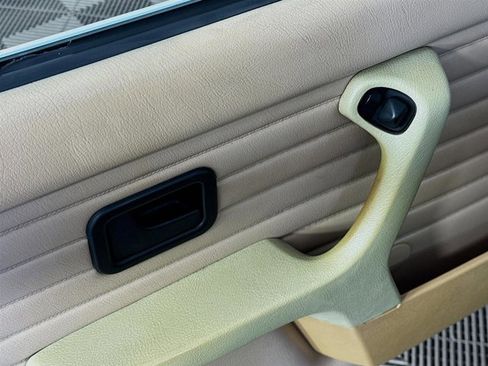 Used 1991 BMW 325i Convertible image 17