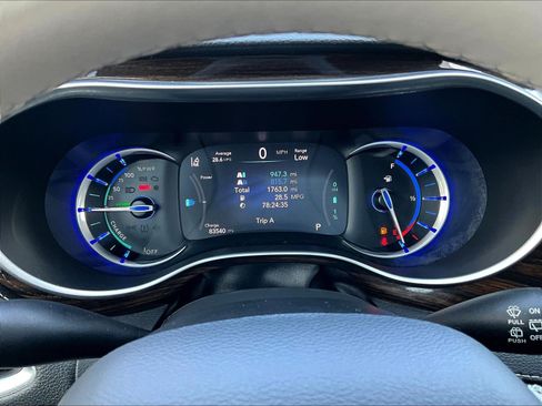 Used 2021 Chrysler Pacifica Limited w/ Uconnect Theater Family Group FWD image 12