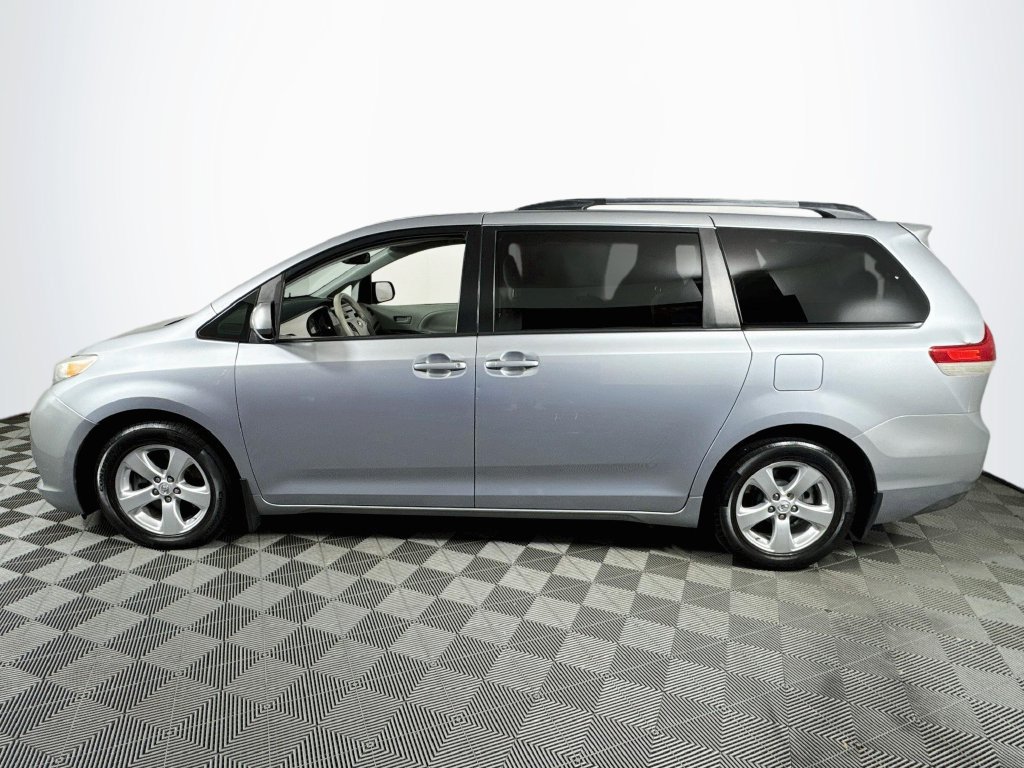 Used 2014 Toyota Sienna LE FWD image 4