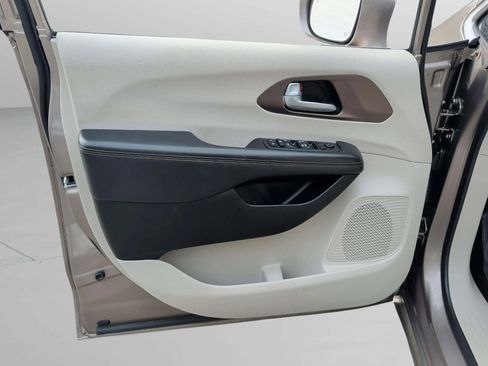 Used 2017 Chrysler Pacifica Touring-L image 30