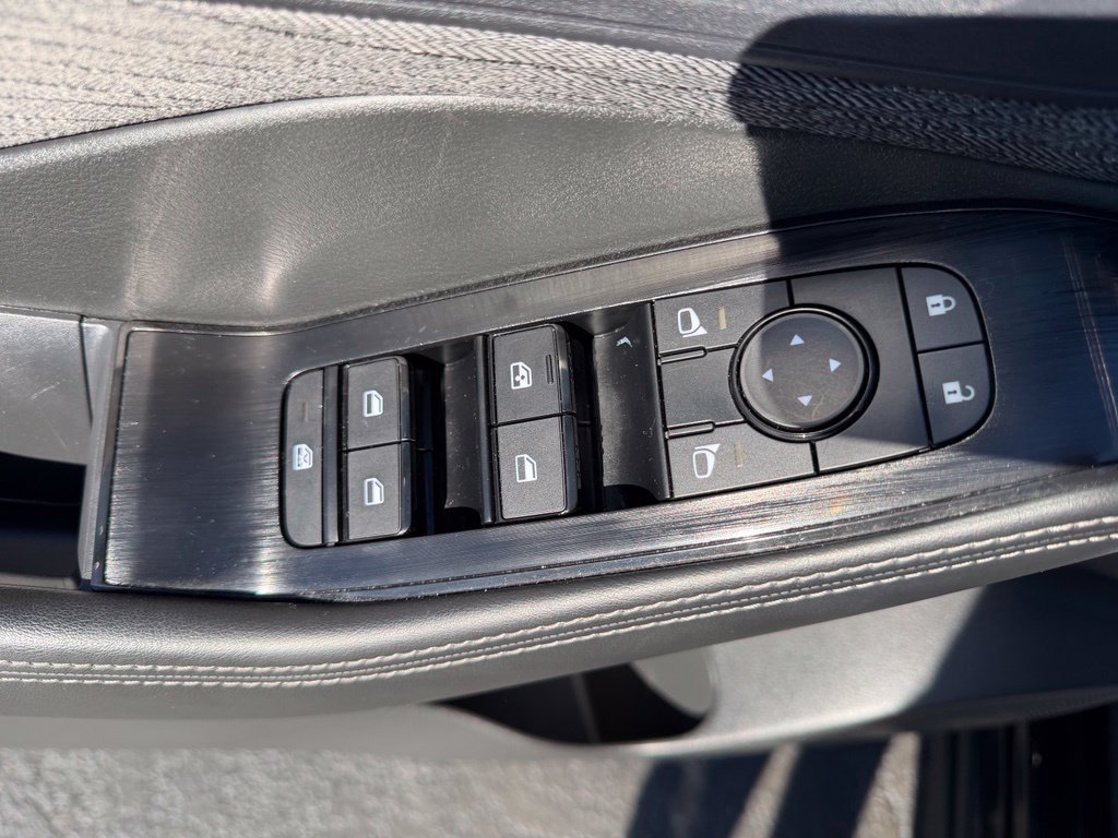 Used 2023 Nissan Rogue SV AWD/4WD image 19
