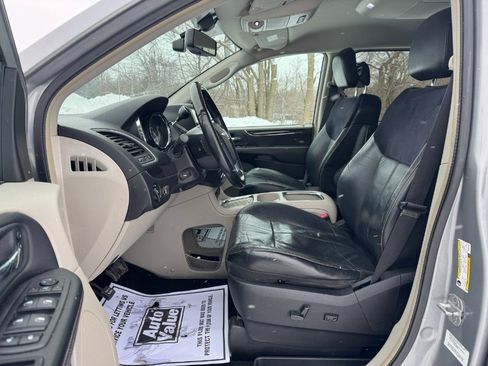 Used 2013 Chrysler Town & Country Limited image 15