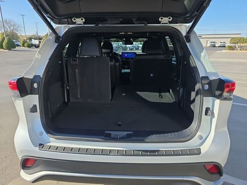 Used 2023 Toyota Highlander XSE FWD image 4