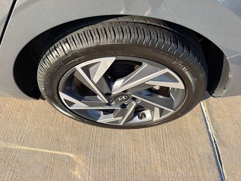 Used 2025 Hyundai Elantra SEL FWD image 9