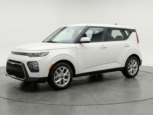 Used 2025 Kia Soul LX w/ LX Technology Package FWD image 3