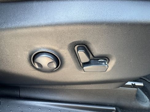 Used 2025 Chrysler Pacifica Limited FWD image 16