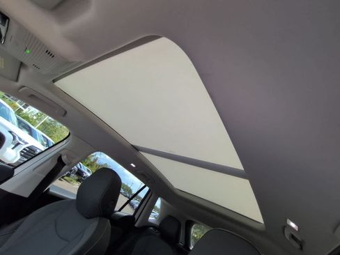 Used 2025 Volkswagen Tiguan SE w/ Panoramic Sunroof Package AWD/4WD image 19