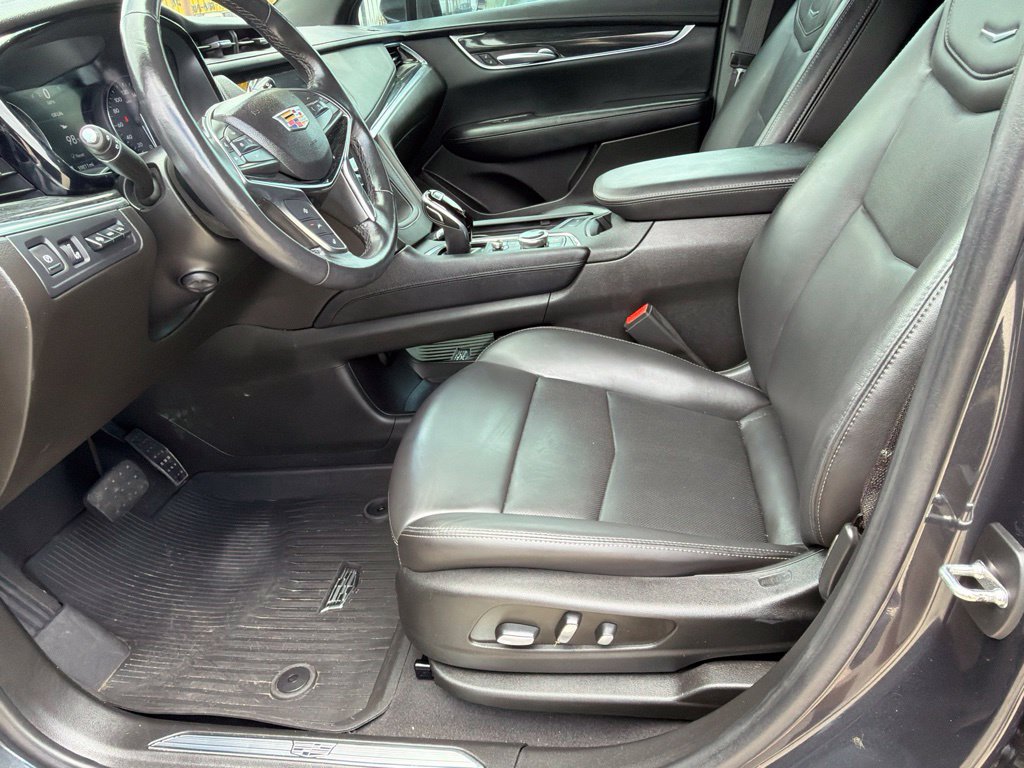 Used 2022 Cadillac XT5 Premium Luxury w/ Technology Package FWD image 8