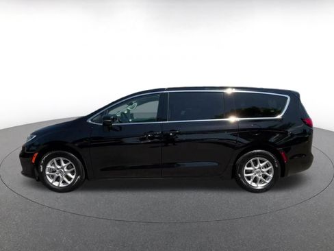 Used 2024 Chrysler Pacifica Touring-L FWD image 8