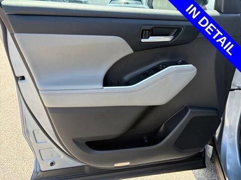 Used 2024 Toyota Highlander XLE AWD/4WD image 25