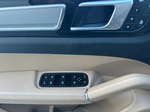 Used 2022 Porsche Cayenne Platinum Edition image 12