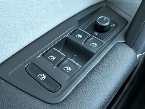 Used 2018 Volkswagen Tiguan SEL AWD/4WD image 26