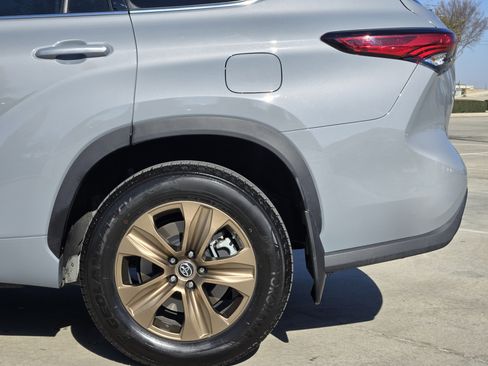 Used 2022 Toyota Highlander Bronze Edition image 13