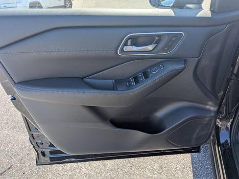 Used 2025 Nissan Rogue Platinum FWD image 12