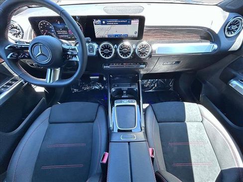 Used 2025 Mercedes-Benz GLB 250 4MATIC image 17