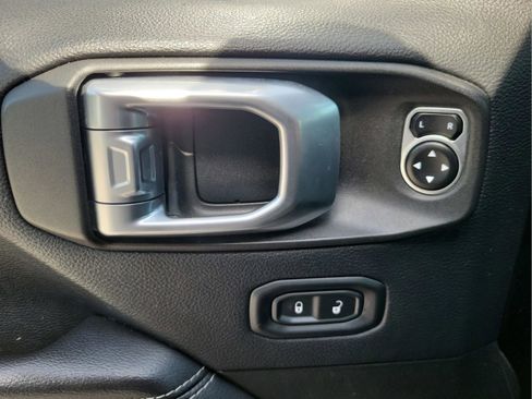 Used 2018 Jeep Wrangler Unlimited Sahara AWD/4WD image 16