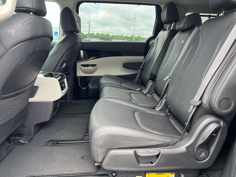 Used 2024 Kia Carnival EX FWD image 29