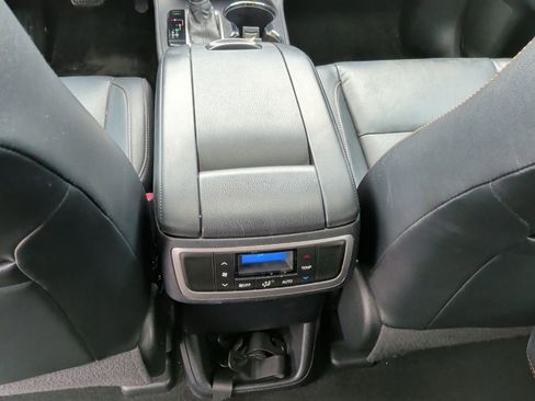 Used 2018 Toyota Highlander SE image 39
