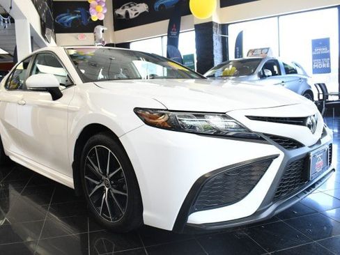 Used 2023 Toyota Camry SE w/ Cold Weather Package FWD image 3