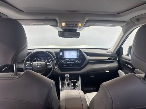 Used 2021 Toyota Highlander XLE FWD image 19