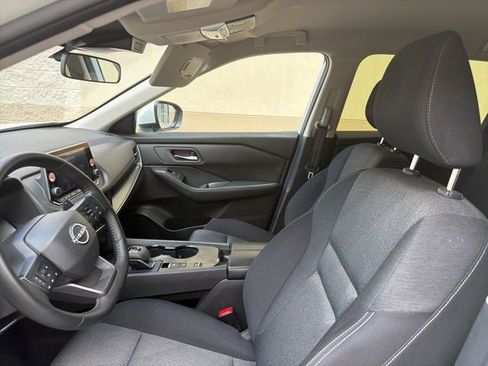 Used 2025 Nissan Rogue SV image 9