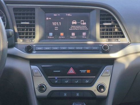 Used 2017 Hyundai Elantra SE image 17