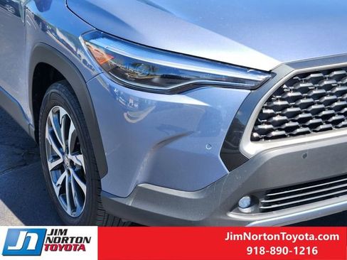 Used 2025 Toyota Corolla Cross XLE image 9