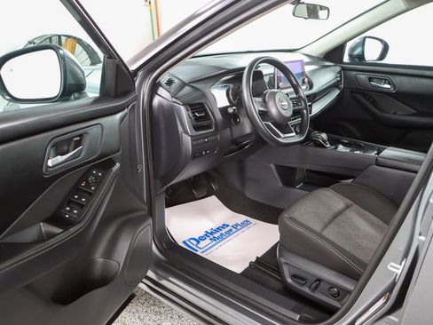 Used 2024 Nissan Rogue SV FWD image 3