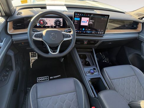 Certified 2025 Volkswagen Tiguan SEL R-Line image 15