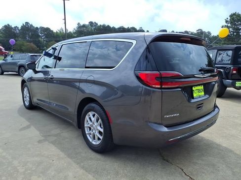 Used 2023 Chrysler Pacifica Touring-L FWD image 4