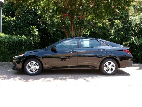 Used 2023 Hyundai Elantra SE FWD image 4